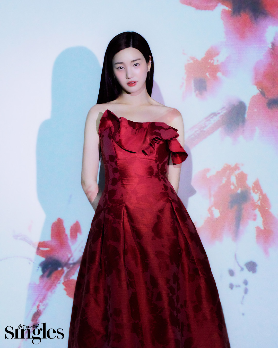 배우 이유비와 앤아더스토리지의 레드드레스가 등장하는 싱글즈 화보